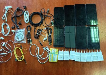 Перебросить 8 телефонов в колонию через забор пытался мужчина под Новосибирском