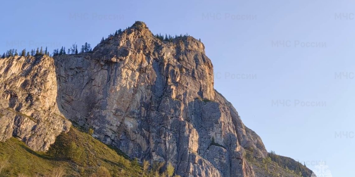 Новосибирский альпинист сорвался со скалы и получил травму головы в Горном Алтае