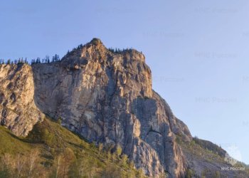 Новосибирский альпинист сорвался со скалы и получил травму головы в Горном Алтае