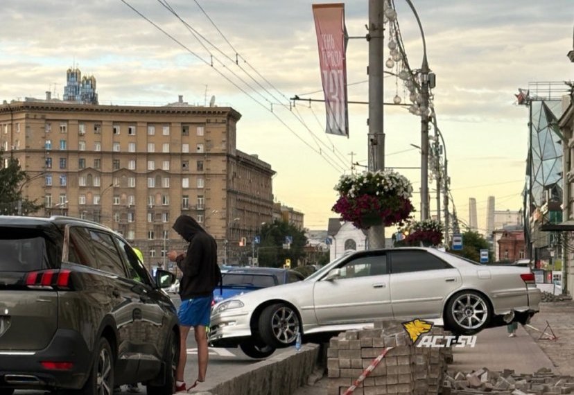 В Новосибирске водитель легковушки чуть не врезался в здание Краеведческого музея