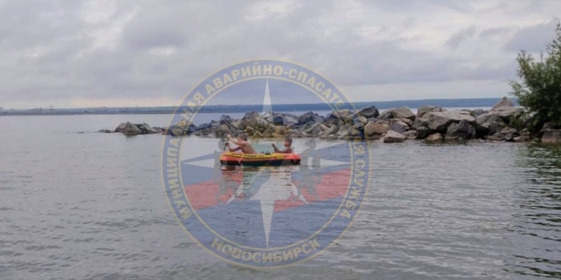 Детей, оказавшихся на надувной лодке без взрослых, спасли в Новосибирске
