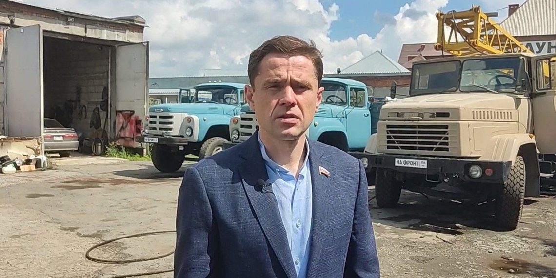 Александр Аксёненко помог отправить фронтовикам автокран и два грузовика