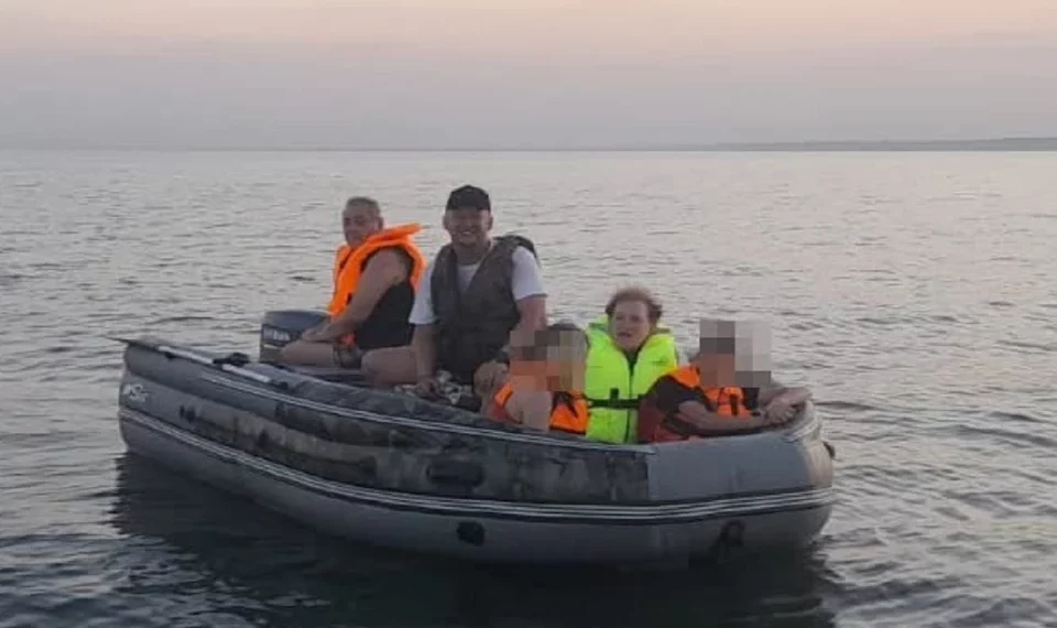 Семья из Новосибирска застряла посреди Обского моря из-за поломанной лодки