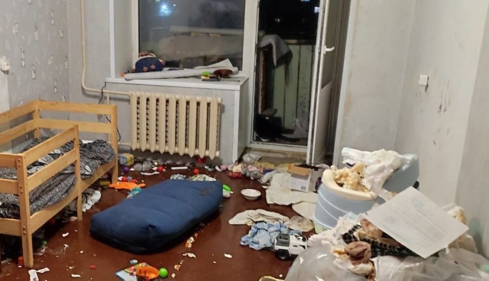 Мертвого младенца нашли в захламленной квартире в сибирском регионе