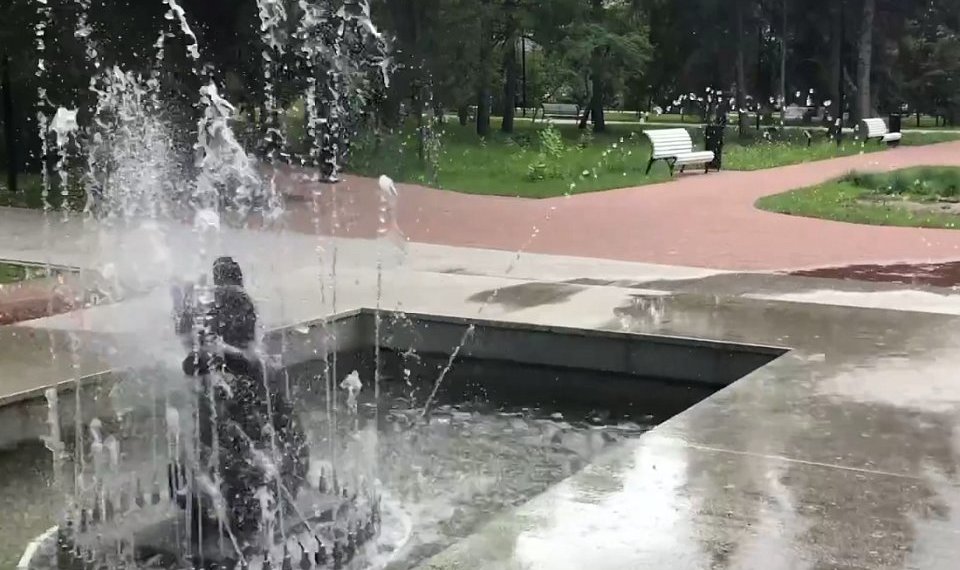 В Новосибирске вандалы ломают фонтан