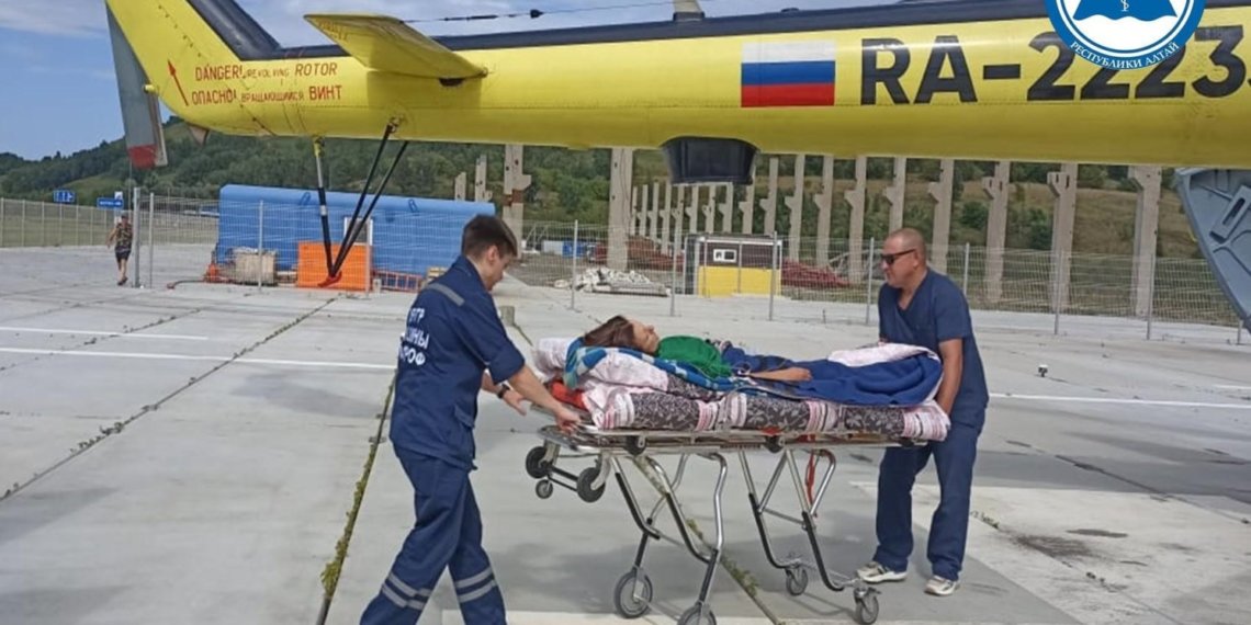 Вертолетом пришлось эвакуировать туристку из Новосибирска с вершины горы Белухи