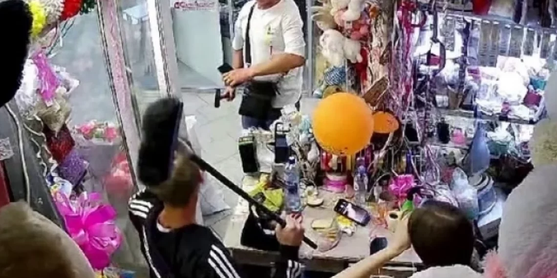 Мужчина напал на парня с молотком в цветочном магазине в Новосибирске