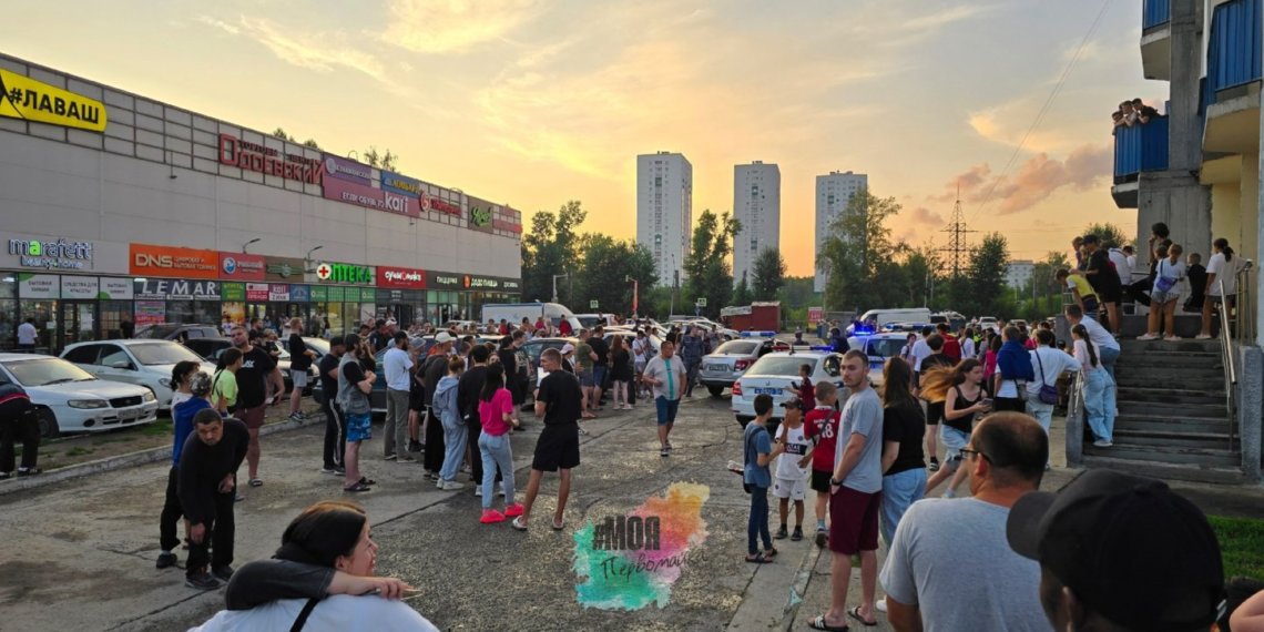 Агрессивно настроенная толпа устроила масштабную драку на Одоевского — пострадал полицейский