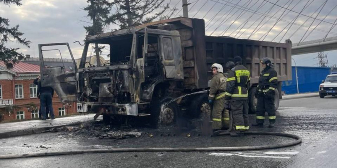 Пламя сожгло дотла самосвал на Обской в Новосибирске