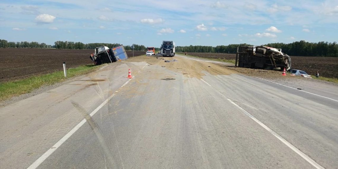 Водителя ГАЗели смяло в ДТП с грузовиком на встречке под Новосибирском