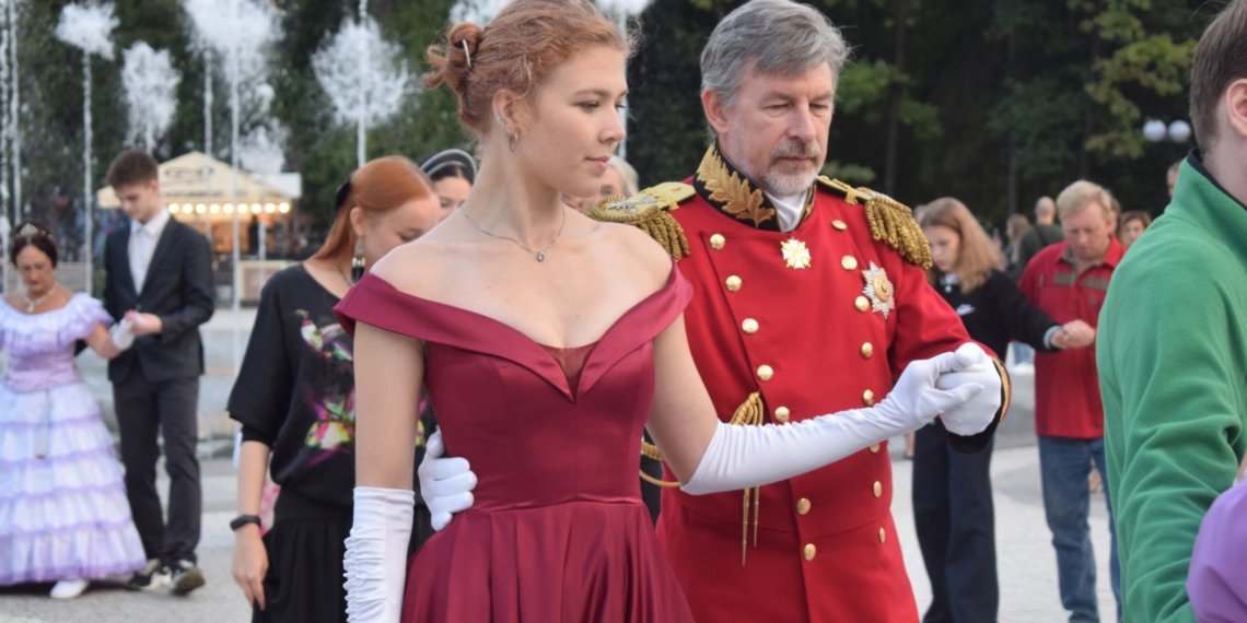 Дамы и господа станцевали мазурку и кадриль на балу в стиле XIX века в Новосибирске