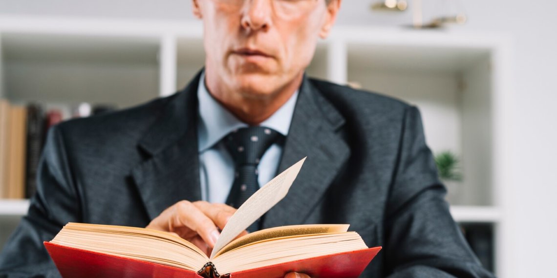 размышляющий юрист с книгами кодексов