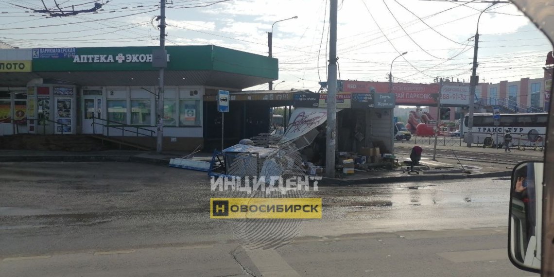 Лихач на Mazda стартовал в дорожные знаки и киоски на остановке в Новосибирске