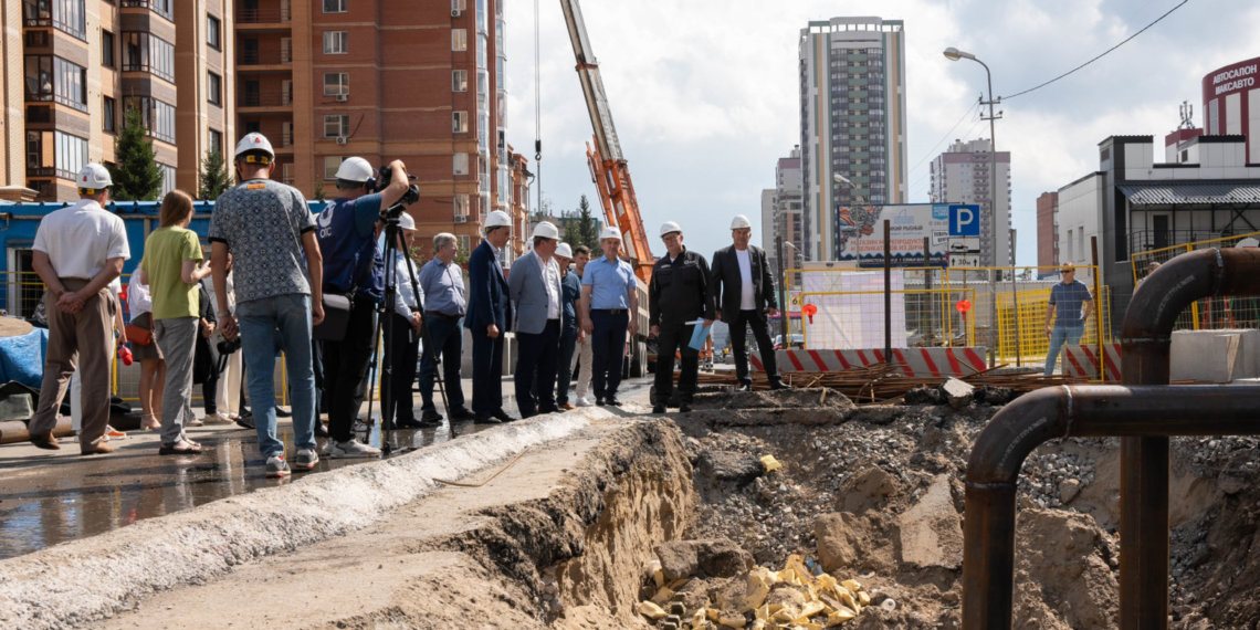 В центре Новосибирска проводят замену тепловой сети