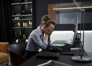 Более половины россиянок хоть раз плакали на работе