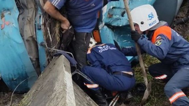 Легковушка сложилась о бетонную ограду и вылетела на ж/д в Новосибирске