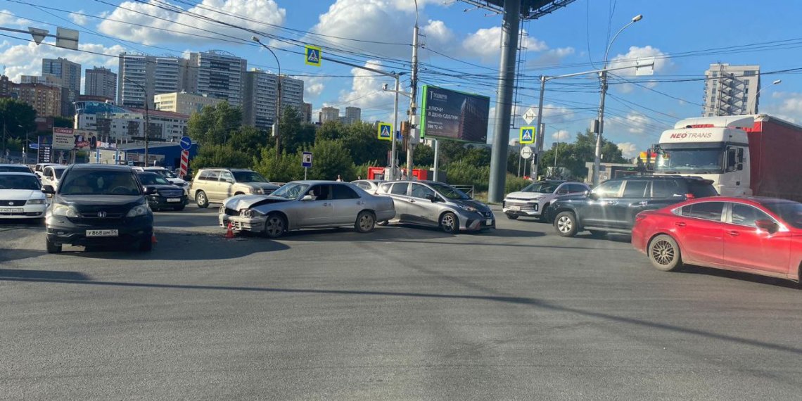 Лихач пролетел на красный и спровоцировал тройное ДТП в центре Новосибирска