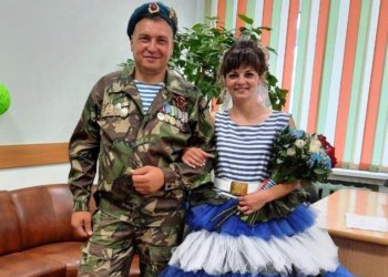 Свадьбу в тельняшках сыграли под Новосибирском