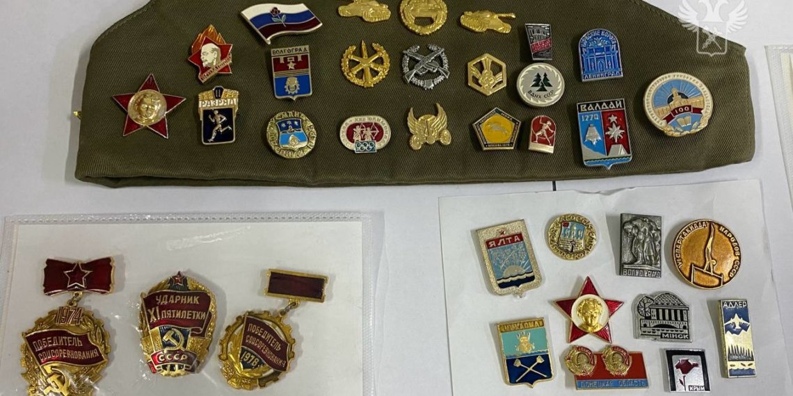 Китаец пытался вывезти из России нагрудные знаки и монету времен СССР