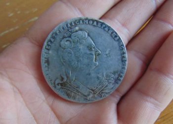 Мужчина меняет старую монету на трактор в Новосибирске