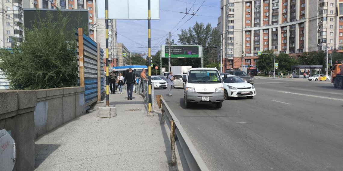 Восход стоит: из-за аварии пробка сковала улицу, ведущую на Октябрьский мост