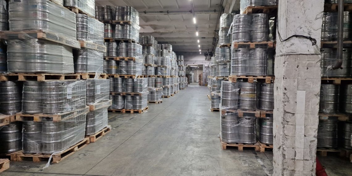 Со склада в Новосибирске изъяли 57 тысяч литров нелегального алкоголя