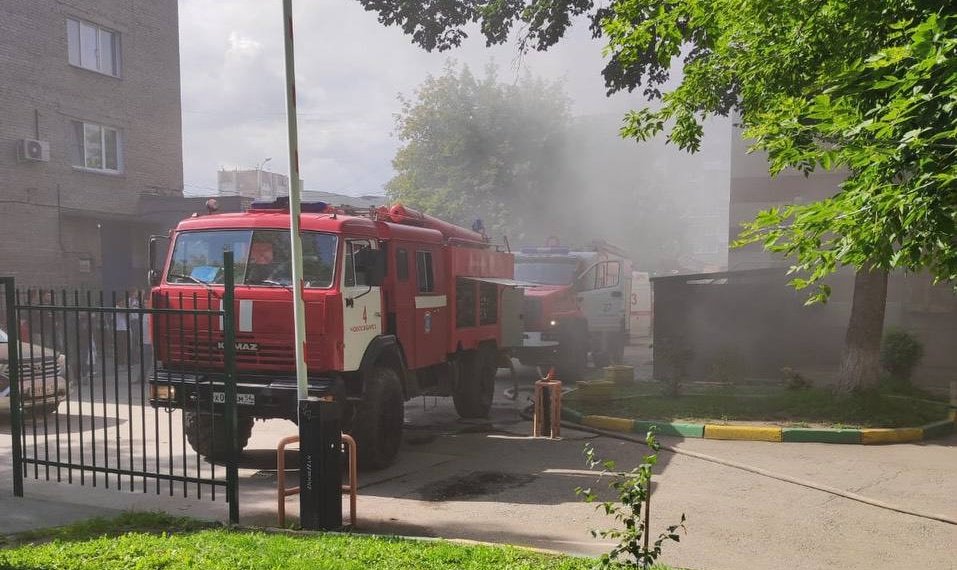 Огонь заполнил квартиру в многоэтажке на Бориса Богаткова в Новосибирске
