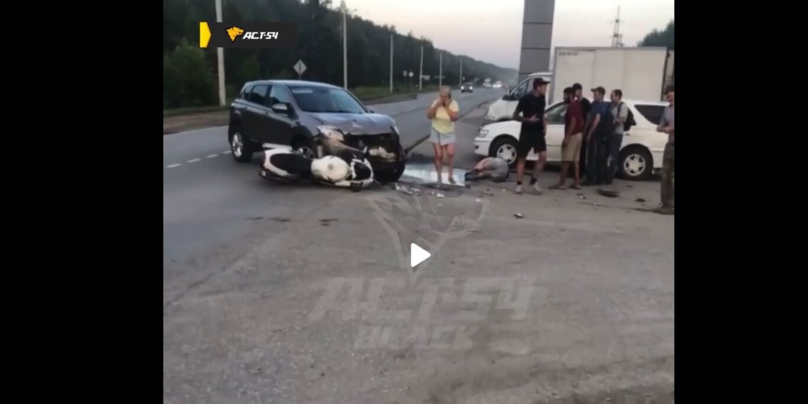 Сибирячка на Nissan сбила 21-летнего мотоциклиста под Новосибирском