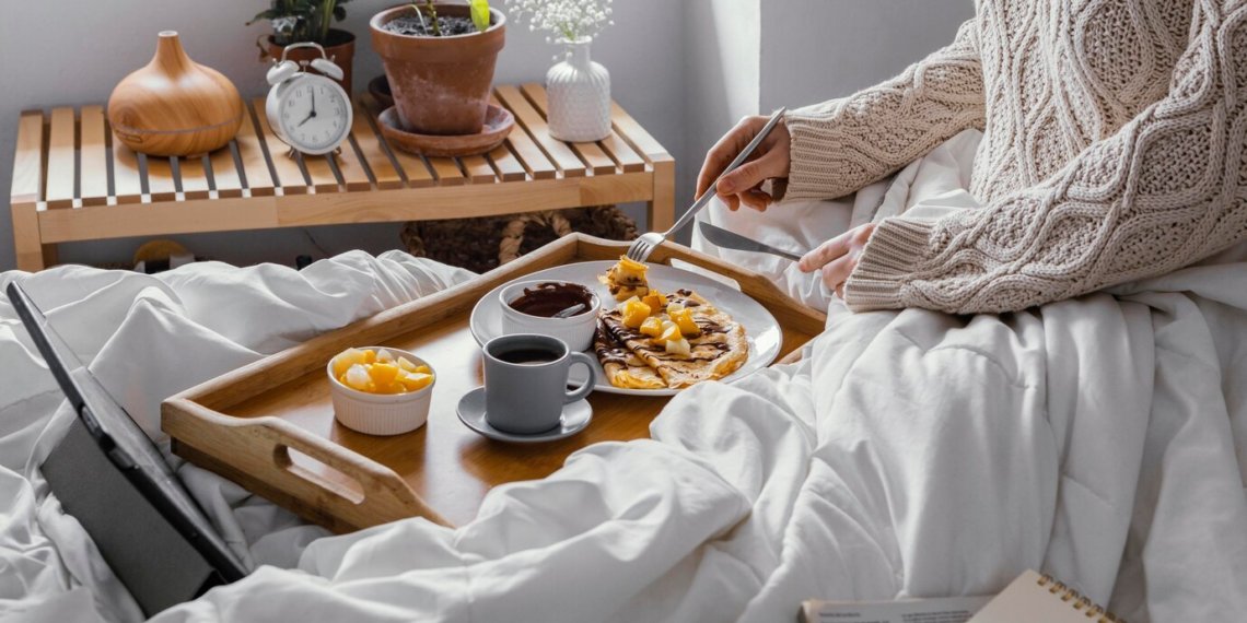 Врач рассказала, обязательно ли завтракать сразу после пробуждения