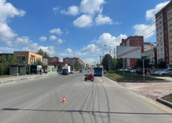 Мотоциклист опрокинулся в Новосибирске — часть от мотоцикла улетела в троллейбус