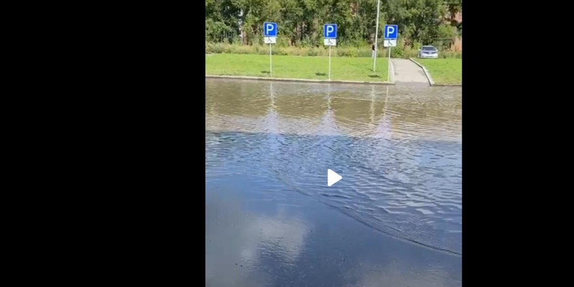 Огромная лужа появилась у парковки на Петухова в Новосибирске