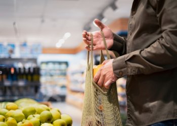 Рос без матери: сердобольная сибирячка оплатила еду из жалости к вору в Новосибирске