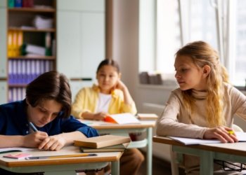 Для 31% жителей Новосибирска расходы на сборы ребенка в школу оказались существенными