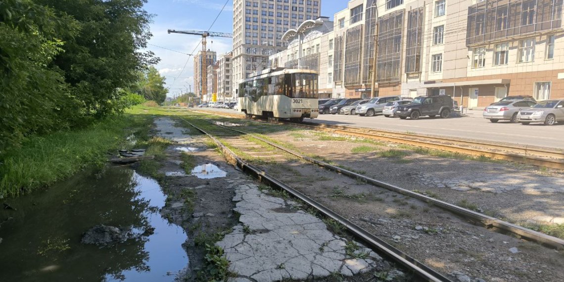 Многострадальные трамвайные пути на Зыряновской отремонтируют