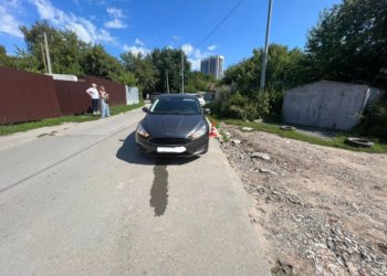 Женщина на Ford сбила двух пешеходов в Новосибирске
