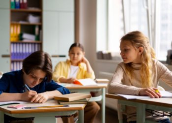 В Новосибирске перенесли школьные линейки