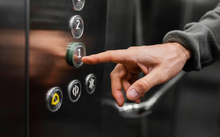 Избил лифт и сломал: в Новосибирске осудят мужчину за порчу имущества дома