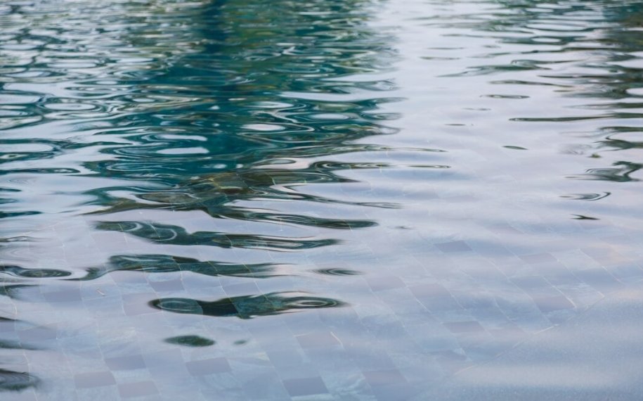 Гиблое место: тонущую девушку успели спасти в парке «Арена» в Новосибирске