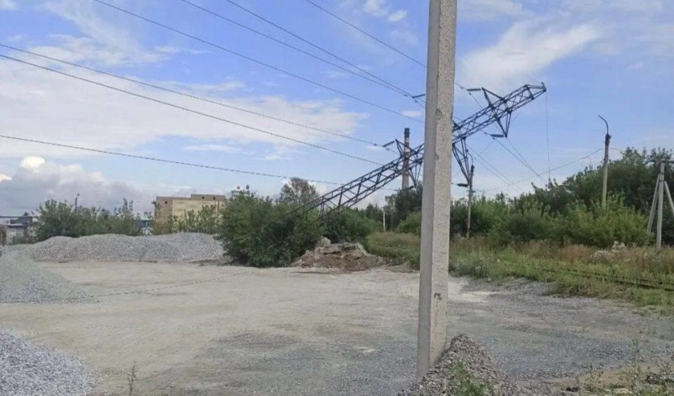 В Бердске погрузчик снес линию ЛЭП — без электричества остались сотни людей