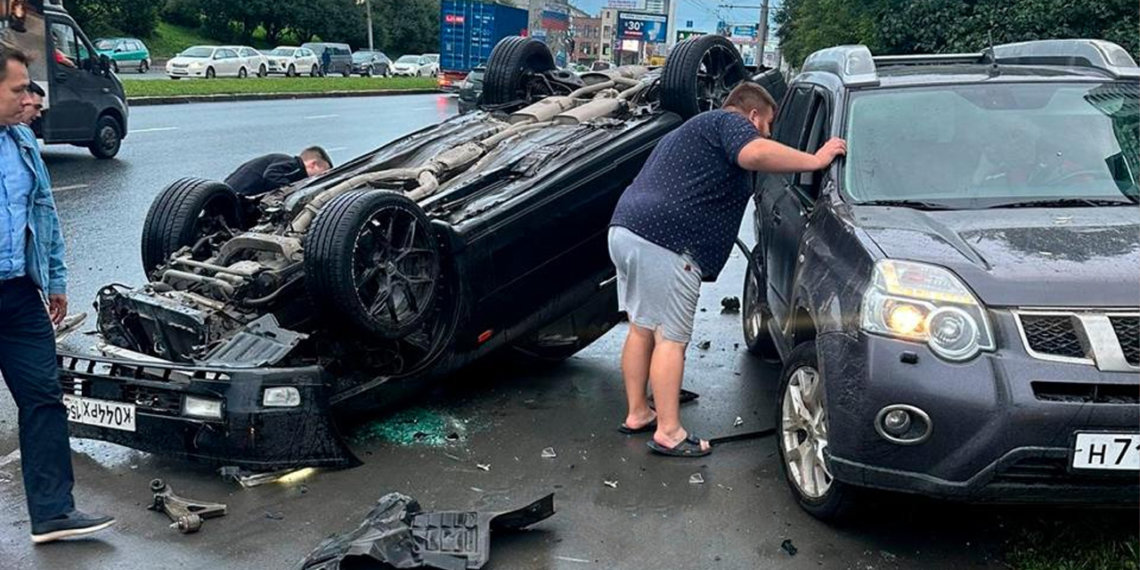 Nissan перевернуло на крышу после ДТП в Новосибирске