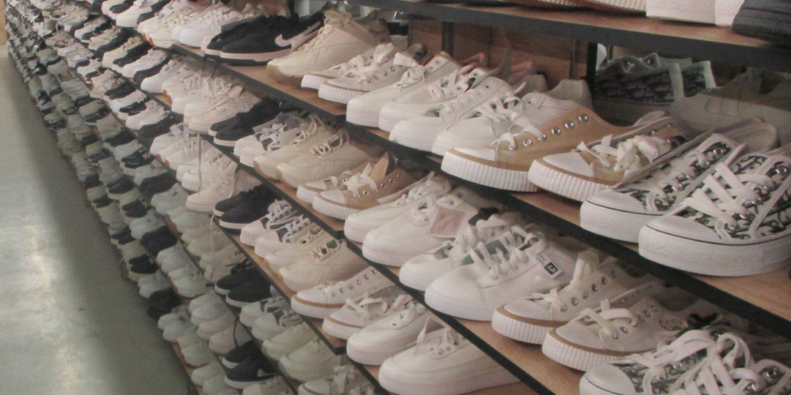 В центре Новосибирска изъято более 6,4 тысячи пар нелегальной обуви