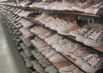 В центре Новосибирска изъято более 6,4 тысячи пар нелегальной обуви