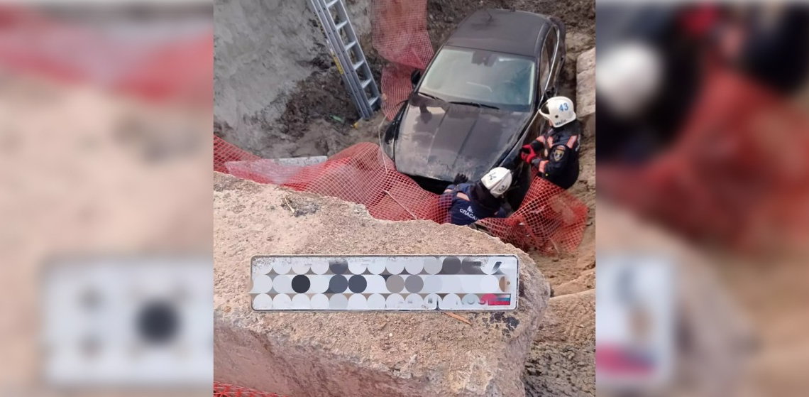 Автомобиль упал в яму теплотрассы в Новосибирске