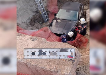 Автомобиль упал в яму теплотрассы в Новосибирске