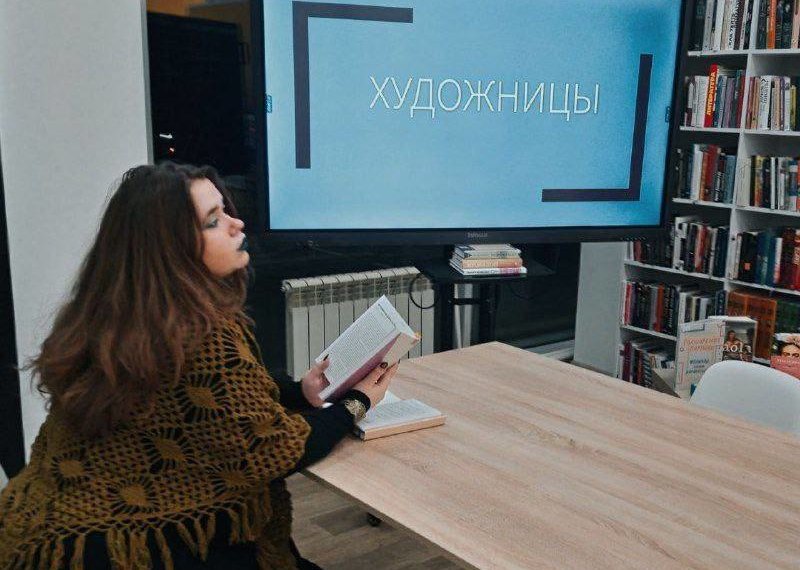 «Слышать мысли, а не только говорить»: Сибирская основательница феминистского книжного клуба рассказала о своем поприще