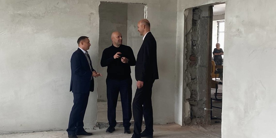 «Ученики стали охотнее посещать уроки»: в Кировском районе проконтролировали капитальный ремонт школы