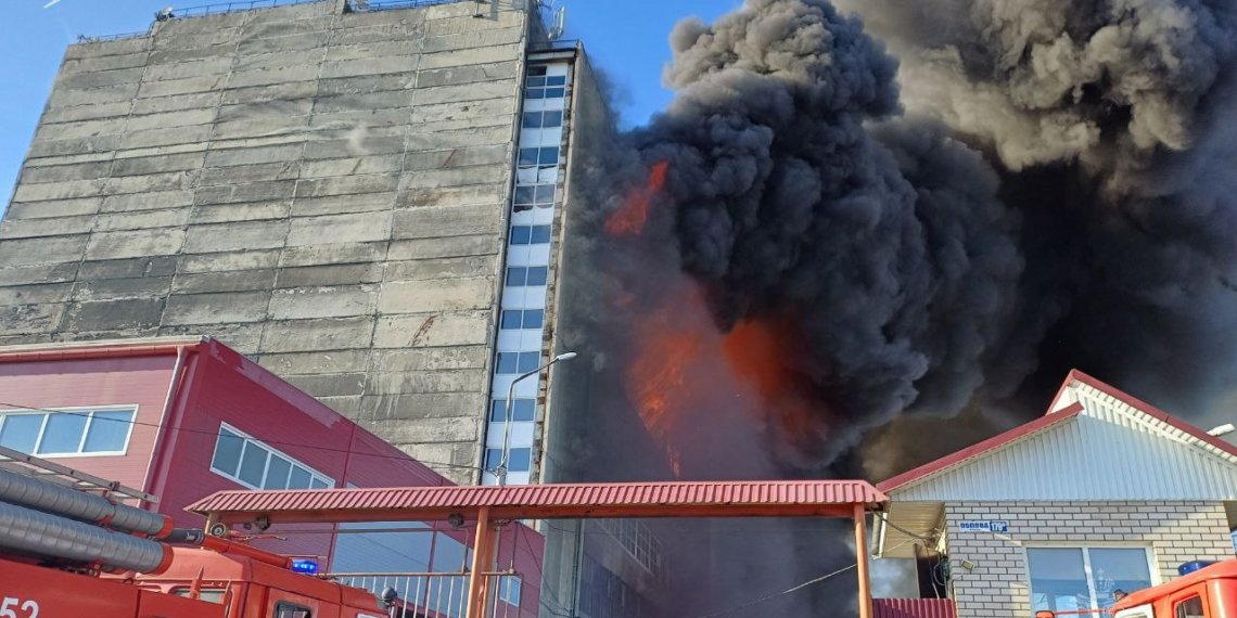 Крупный пожар в шестиэтажном здании тушат барнаульские пожарные — видео