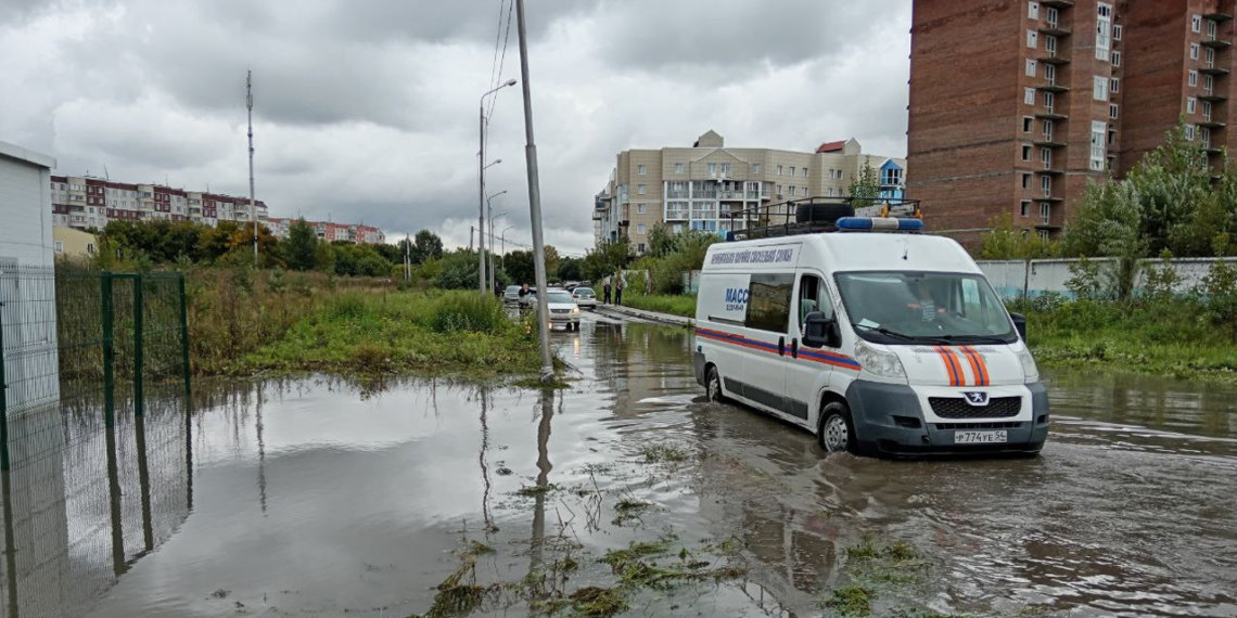 Два дня спасатели откачивают огромную лужу на Севастьянова