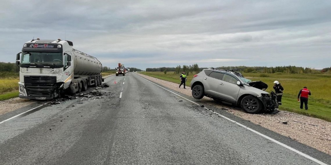Иномарку сплющило от столкновения с грузовиком под Новосибирском