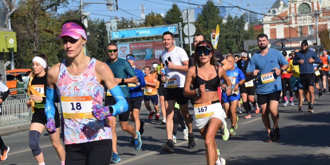 Тысячи новосибирцев пробежали полумарафон Раевича